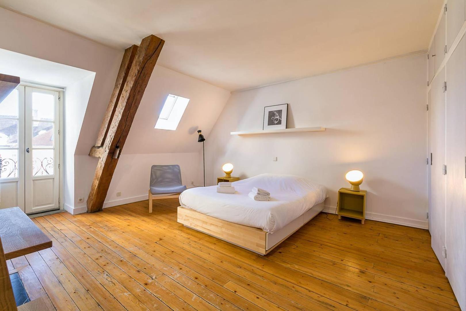 La Plume Aux Pieds Du Parvis Saint Jean Apartment